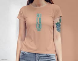 Camiseta feminina com uma garota atraente e sorridente, posando de forma casual em um estúdio. O modelo tem cabelos escuros e