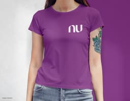 Camiseta feminina com uma garota atraente e sorridente, posando de forma casual em um estúdio. O modelo tem cabelos escuros e