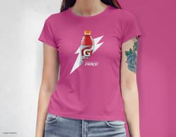 Camiseta feminina com uma garota atraente e sorridente, posando de forma casual em um estúdio. O modelo tem cabelos escuros e