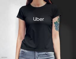 Camiseta feminina com uma garota atraente e sorridente, posando de forma casual em um estúdio. O modelo tem cabelos escuros e
