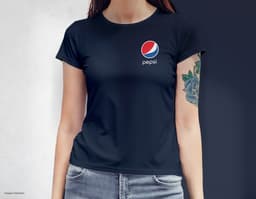 Camiseta feminina com uma garota atraente e sorridente, posando de forma casual em um estúdio. O modelo tem cabelos escuros e