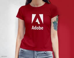 Camiseta feminina com uma garota atraente e sorridente, posando de forma casual em um estúdio. O modelo tem cabelos escuros e