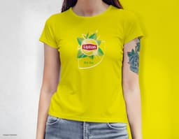 Camiseta feminina com uma garota atraente e sorridente, posando de forma casual em um estúdio. O modelo tem cabelos escuros e