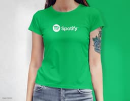 Camiseta feminina com uma garota atraente e sorridente, posando de forma casual em um estúdio. O modelo tem cabelos escuros e