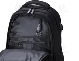 Mochila USB 30 Litros em cor preta, com compartimento para laptop e porta USB para carregamento de dispositivos eletrônicos.