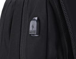 Mochila USB 30 Litros em cor preta, com compartimento para laptop e porta USB para carregamento de dispositivos eletrônicos.