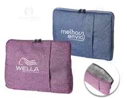 Container de couro marrom elegante e moderno, com fecho de botão, ideal para armazenar e transportar tablet de 12,4