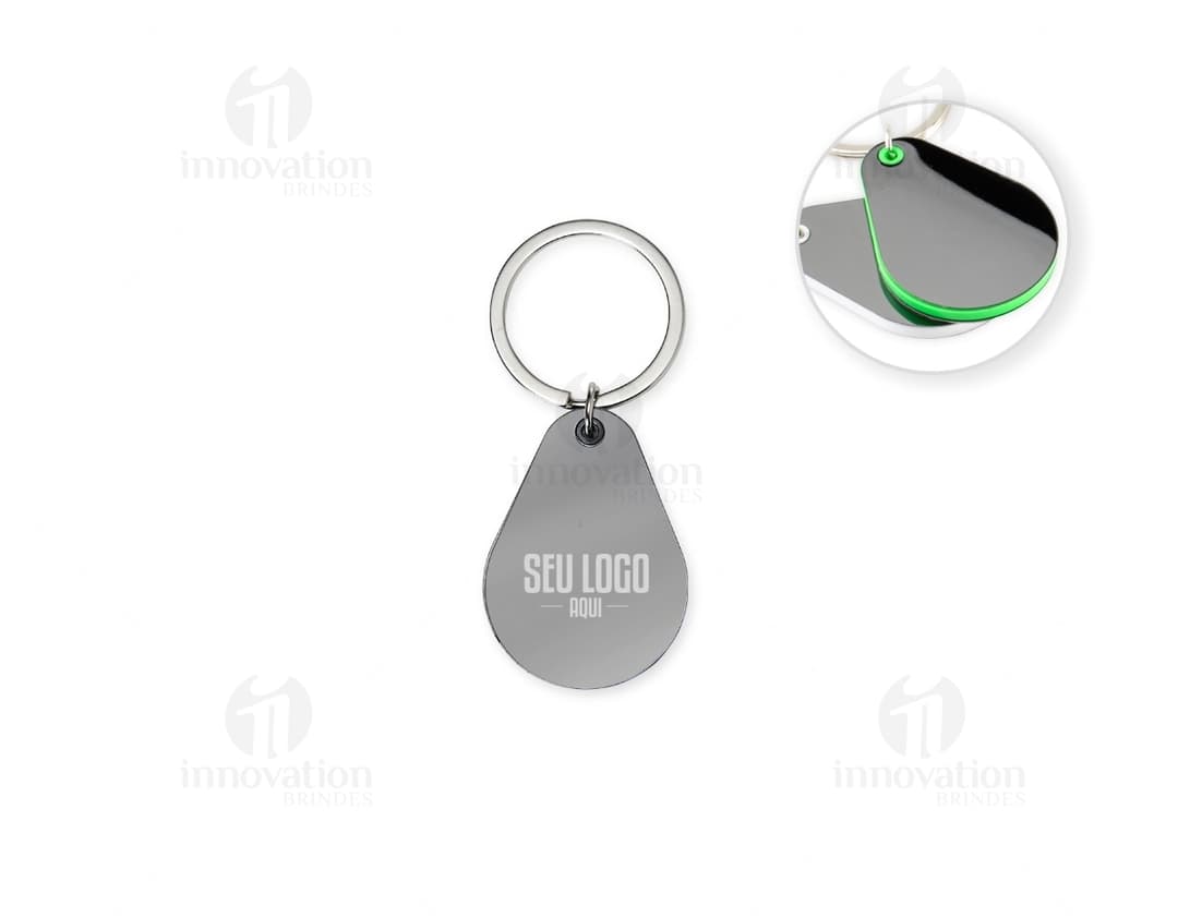 Chaveiro metal com design moderno e detalhes em metal prateado. Acessório em formato de compasso magnético, com corrente e