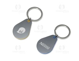 Chaveiro metal com design moderno e detalhes em metal prateado. Acessório em formato de compasso magnético, com corrente e