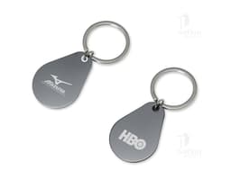 Chaveiro metal com design moderno e detalhes em metal prateado. Acessório em formato de compasso magnético, com corrente e