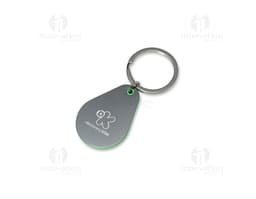Chaveiro metal com design moderno e detalhes em metal prateado. Acessório em formato de compasso magnético, com corrente e