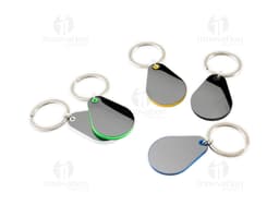 Chaveiro metal com design moderno e detalhes em metal prateado. Acessório em formato de compasso magnético, com corrente e