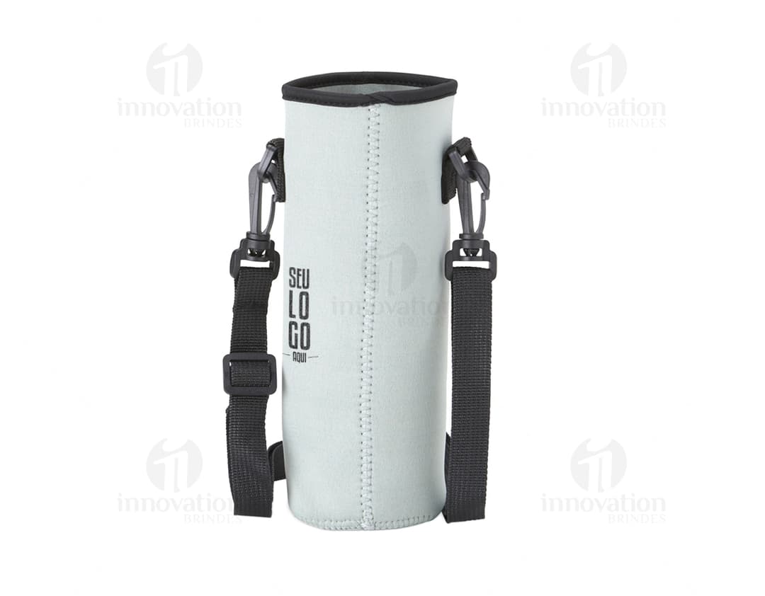 Porta Copo ou Garrafa isotérmica de metal prateado e preto, com design moderno e tecnologia digital. O objeto possui fecho de