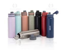 Garrafa térmica de aço inoxidável com infusor de 850ml, para bebidas quentes ou frias. A garrafa possui design metálico e