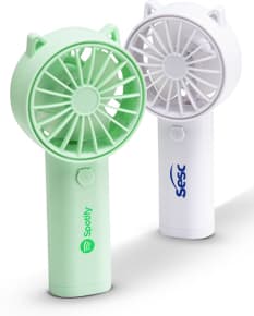Mini Ventilador elétrico de design vintage em forma de garrafa de vidro transparente com detalhes prateados e amarelos. O ventilador possui um relógio analógico na parte frontal, representando um compasso, e seu ajuste de velocidade é feito através de uma válvula retrô. Perfeito para decorar seu ambiente com elegância e criatividade.
