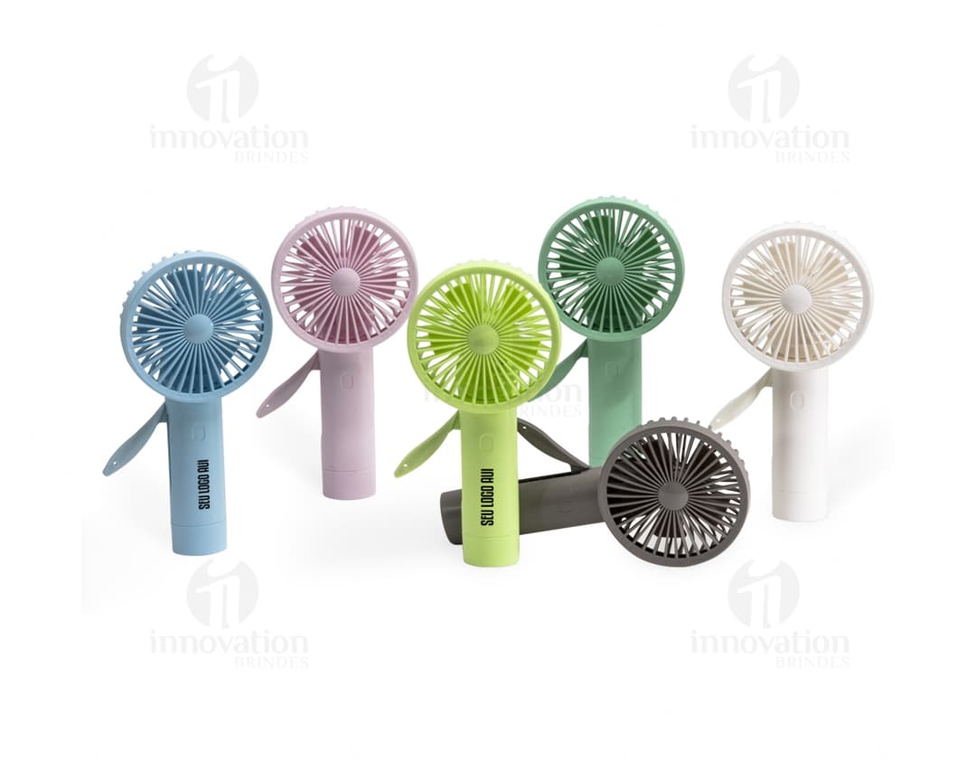 Imagem de um mini ventilador manual decorado com elementos coloridos e modernos. Ideal para presentear no verão e refrescar
