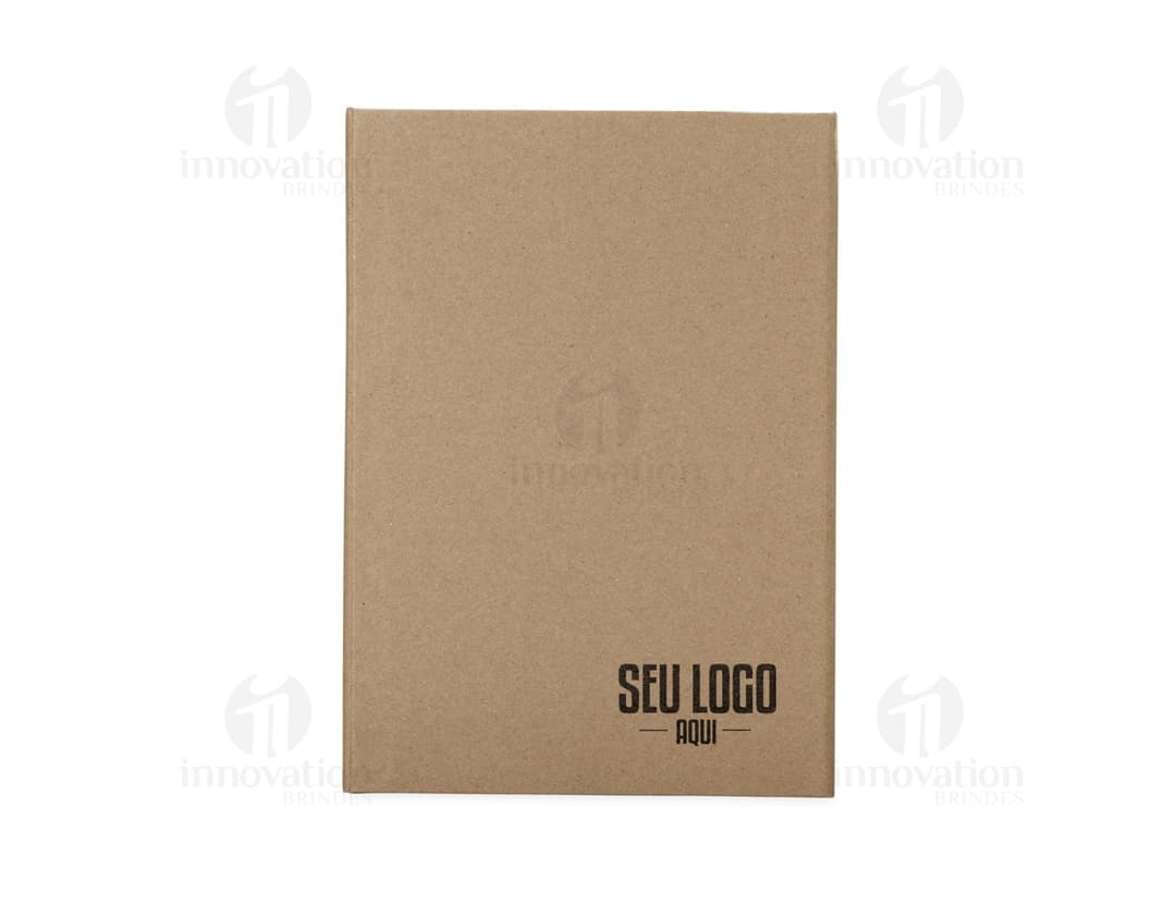 Kit ecológico para anotações em forma de caixa de papelão marrom vazia, contendo envelope amarelo, caderno de papel