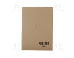 Kit ecológico para anotações em forma de caixa de papelão marrom vazia, contendo envelope amarelo, caderno de papel