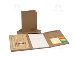 Kit ecológico para anotações em forma de caixa de papelão marrom vazia, contendo envelope amarelo, caderno de papel