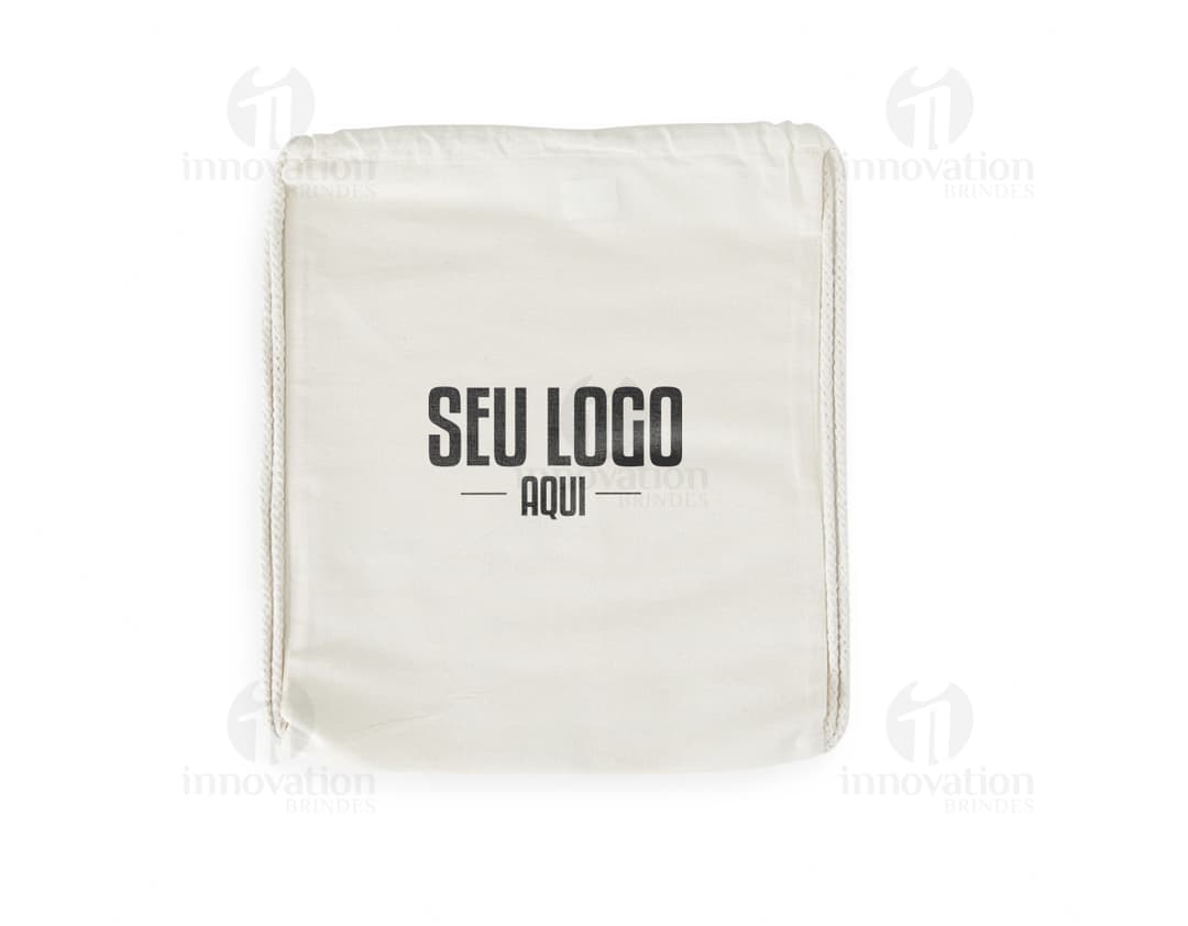 Mochila Saco Algodão vintage, de cor marrom antigo, feita de material de tecido desgastado. Possui textura grunge, com design