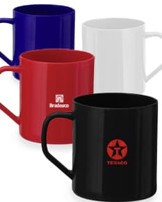 Caneca plástica amarela de 400ml, com design clean e brilhante. Mug vazia com handle preto, ideal para café da manhã.
