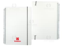Notebook B5 Plástico 26x19 em fundo branco aberto, com papel em branco e envelope ao lado. Objeto de estudo e organização