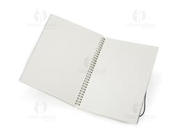 Notebook B5 Plástico 26x19 em fundo branco aberto, com papel em branco e envelope ao lado. Objeto de estudo e organização