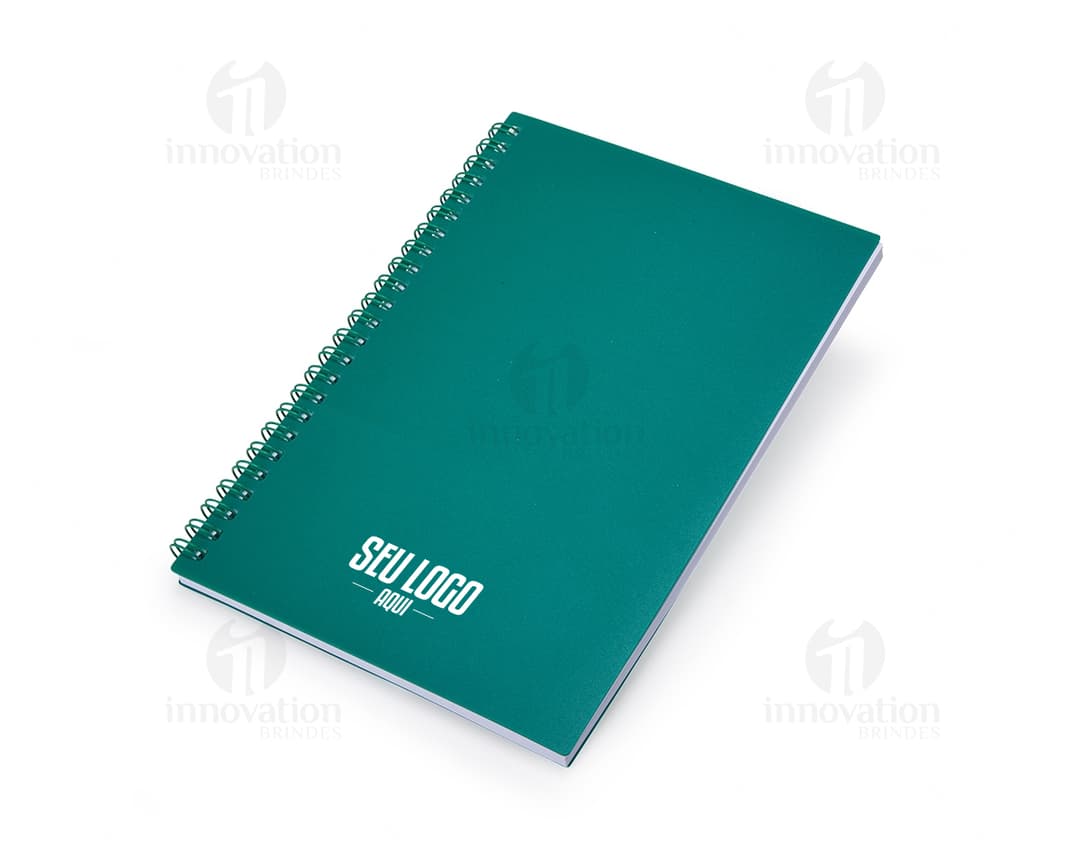 Caderno A5 de plástico com wire-o metálico em um modelo de papel timbrado em branco, com bordas decorativas e padrões vintage