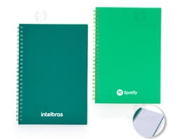 Caderno A5 de plástico com wire-o metálico em um modelo de papel timbrado em branco, com bordas decorativas e padrões vintage