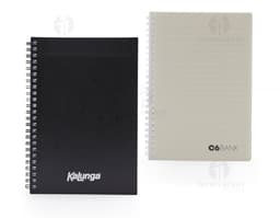 Caderno A5 de plástico com wire-o metálico em um modelo de papel timbrado em branco, com bordas decorativas e padrões vintage