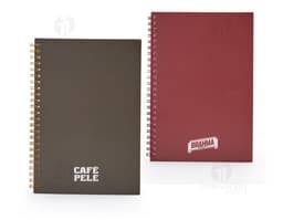 Caderno A5 de plástico com wire-o metálico em um modelo de papel timbrado em branco, com bordas decorativas e padrões vintage