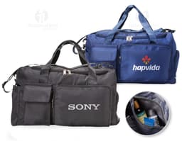 Bolsa esportiva de 28 litros em nylon marrom e preto com alças de couro, zipper, bolso e fivela. Ideal para viagens, academia