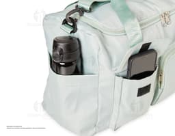 Bolsa esportiva de 28 litros em nylon marrom e preto com alças de couro, zipper, bolso e fivela. Ideal para viagens, academia