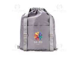Mochila saco de poliéster preta, com detalhes em couro, fivela de metal e bolso lateral. Ideal para uso casual, escritório ou