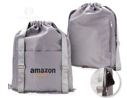 Mochila saco de poliéster preta, com detalhes em couro, fivela de metal e bolso lateral. Ideal para uso casual, escritório ou