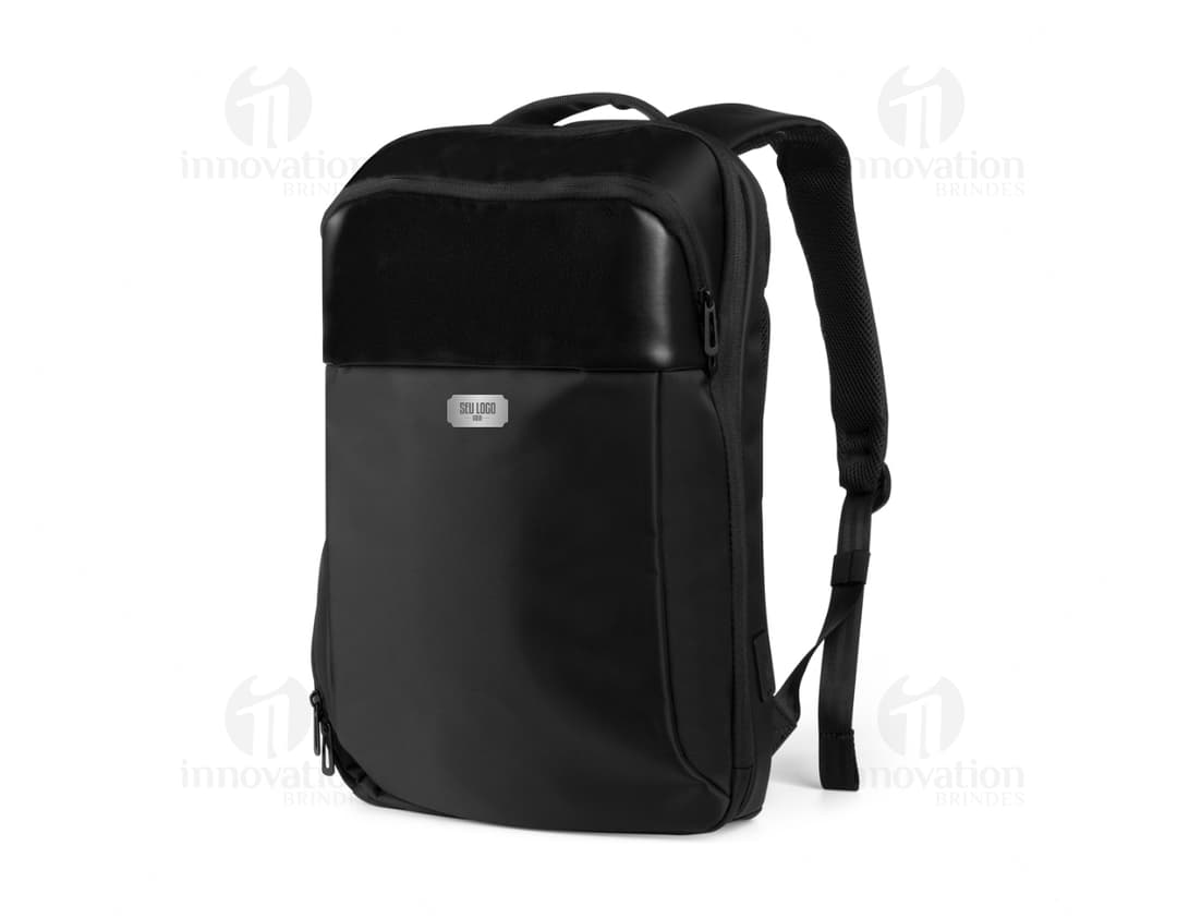 Mochila premium para notebook em couro preto, com porta USB integrada. Equipamento moderno e sofisticado, ideal para viagens