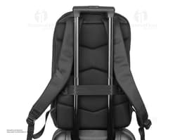 Mochila premium para notebook em couro preto, com porta USB integrada. Equipamento moderno e sofisticado, ideal para viagens