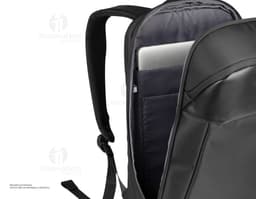Mochila premium para notebook em couro preto, com porta USB integrada. Equipamento moderno e sofisticado, ideal para viagens