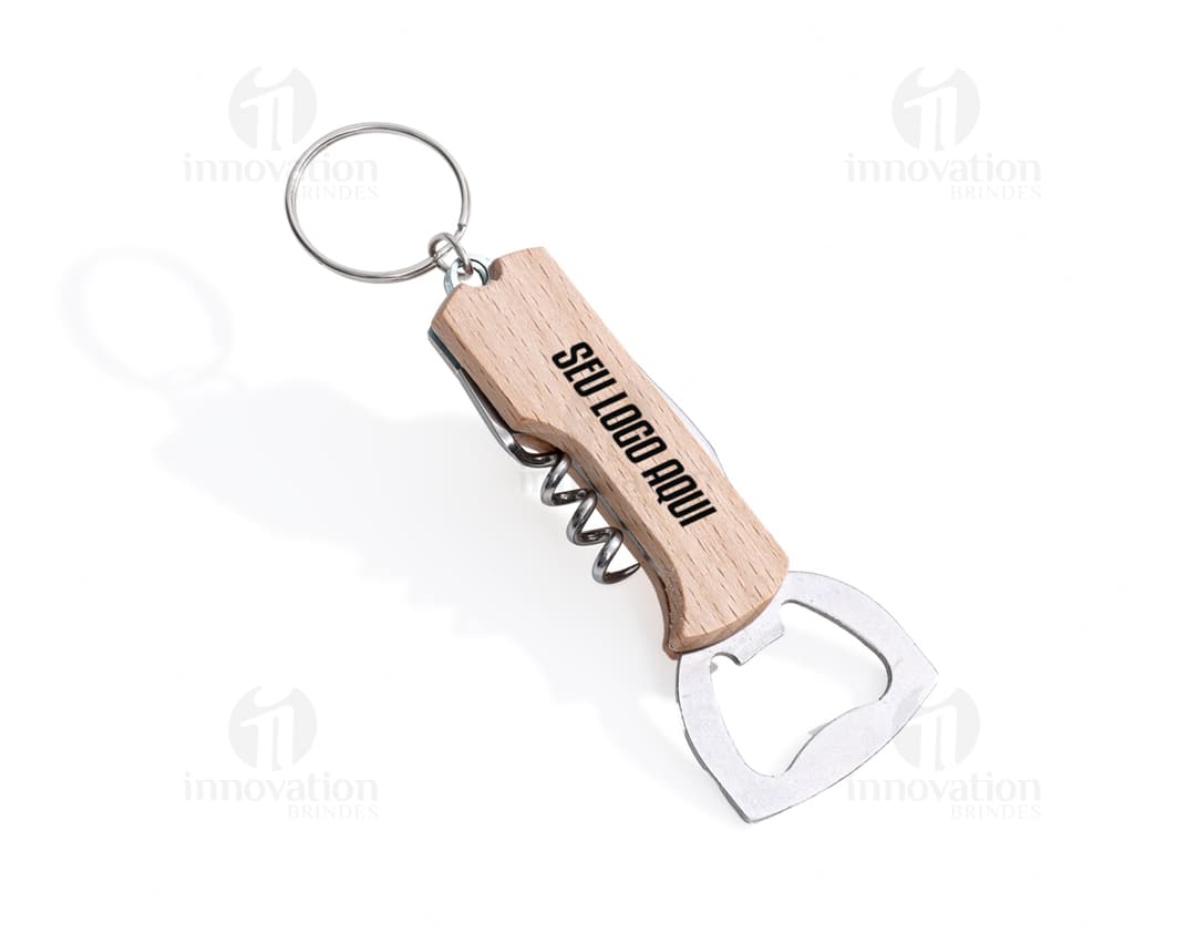 Chaveiro abridor multifunções em metal prateado, com design de guitarra e cordas, contendo também um saca-rolhas.