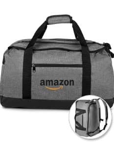 Mala esportiva com bolso externo em couro marrom, alça de mão e alça de ombro, detalhe em metal dourado, design moderno e elegante. Ideal para viagens ou uso casual.