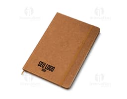 Kit caderno e caneta reciclável em uma mesa de escritório com notebook, papel, livro, caneta, notas em branco, diário