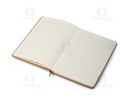 Kit caderno e caneta reciclável em uma mesa de escritório com notebook, papel, livro, caneta, notas em branco, diário