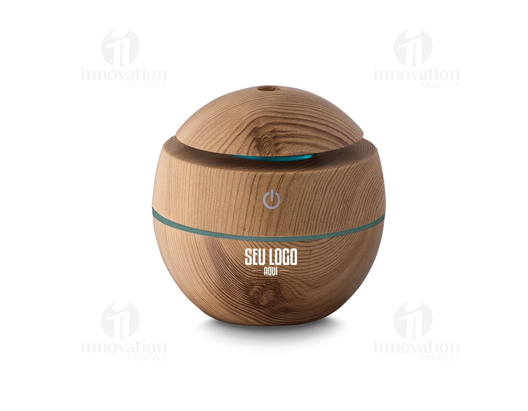 Umidificador de ar USB em ABS reciclável, que aparece em uma cesta de vime marrom ao lado de um banco, comida, dinheiro e