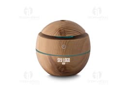 Umidificador de ar USB em ABS reciclável, que aparece em uma cesta de vime marrom ao lado de um banco, comida, dinheiro e