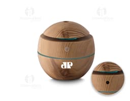 Umidificador de ar USB em ABS reciclável, que aparece em uma cesta de vime marrom ao lado de um banco, comida, dinheiro e