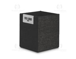 Porta caneta marrom de couro com fecho de metal e detalhes em fita de cetim.