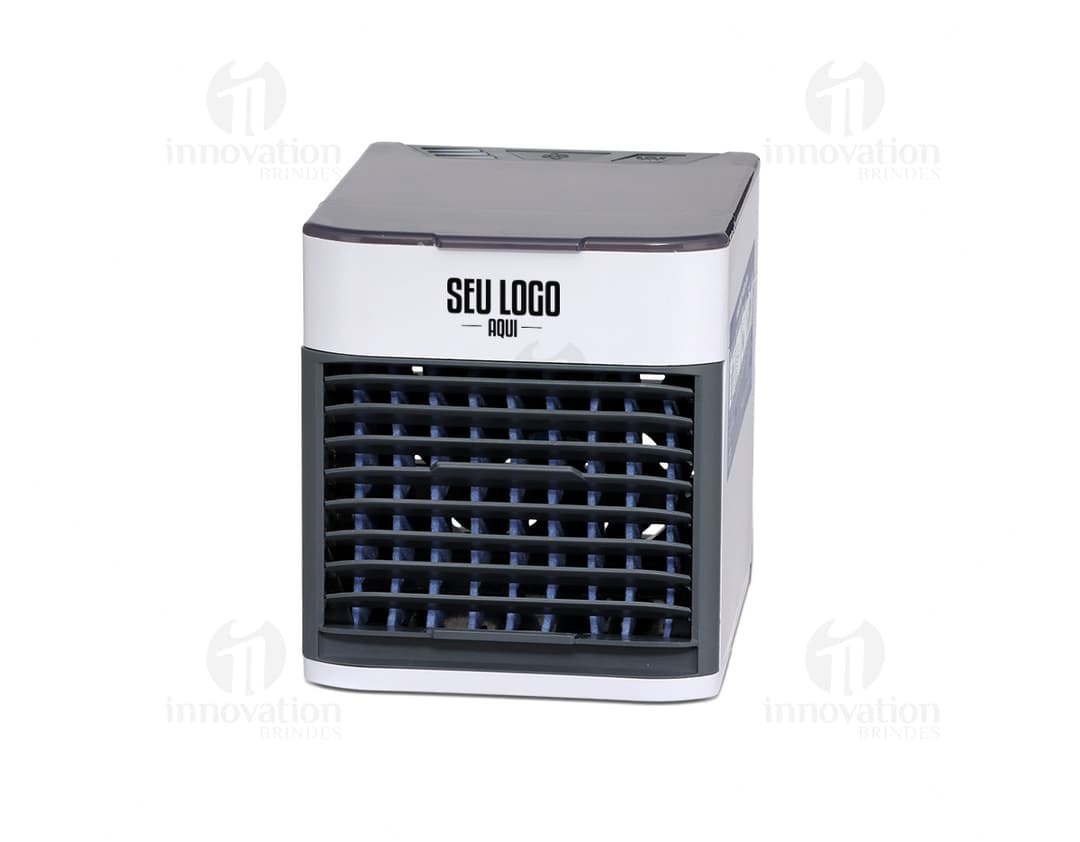 Mini Climatizador de Ar Portátil em metal prateado e preto, design moderno com painel solar, mecanismo de resfriamento e