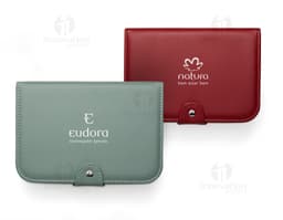 Porta joias com espelho e diversos compartimentos para organizar joias e acessórios. Cor prateada e moderna, ideal para