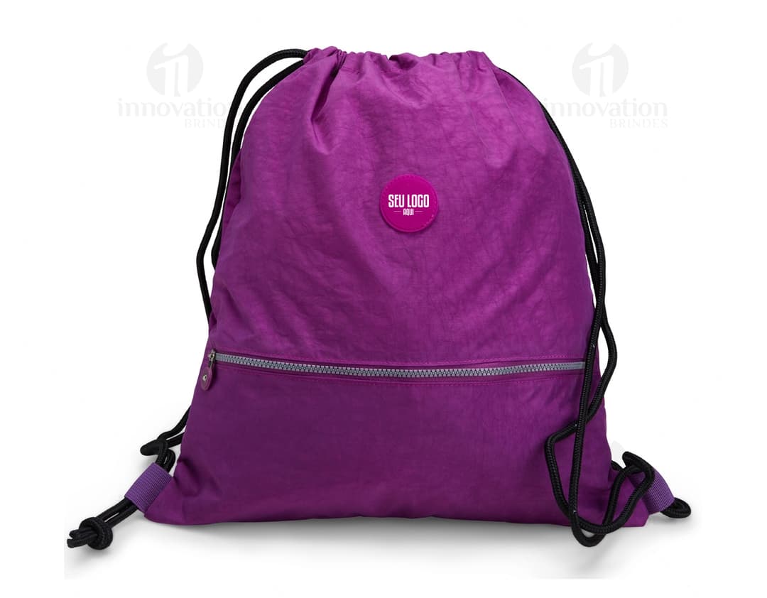 Mochila saco de nylon preto, resistente à água, com zíper e alça de couro. Ideal para viagens e estilo fashion.