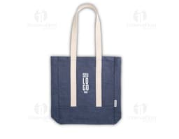 Sacola de denim reciclado com bolso, em tons de marrom e amarelo. Possui alça em couro, fecho com cadeado e etiqueta de